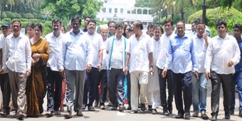 ତୈଳଦରବୃଦ୍ଧି ପ୍ରତିବାଦରେ ରାଜଭବନ ସ୧ୁଖରେ ବିଜେଡିର ଧାରଣା