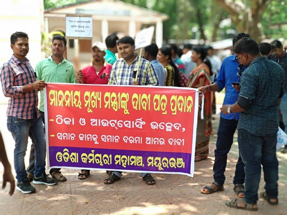 ଚୁକ୍ତି ଭତ୍ତିକ ଠିକା କର୍ମଚାରୀଙ୍କ ମୁଖ୍ୟମନ୍ତ୍ରୀଙ୍କୁ ଦାବିପତ୍ର ପ୍ରଦାନ